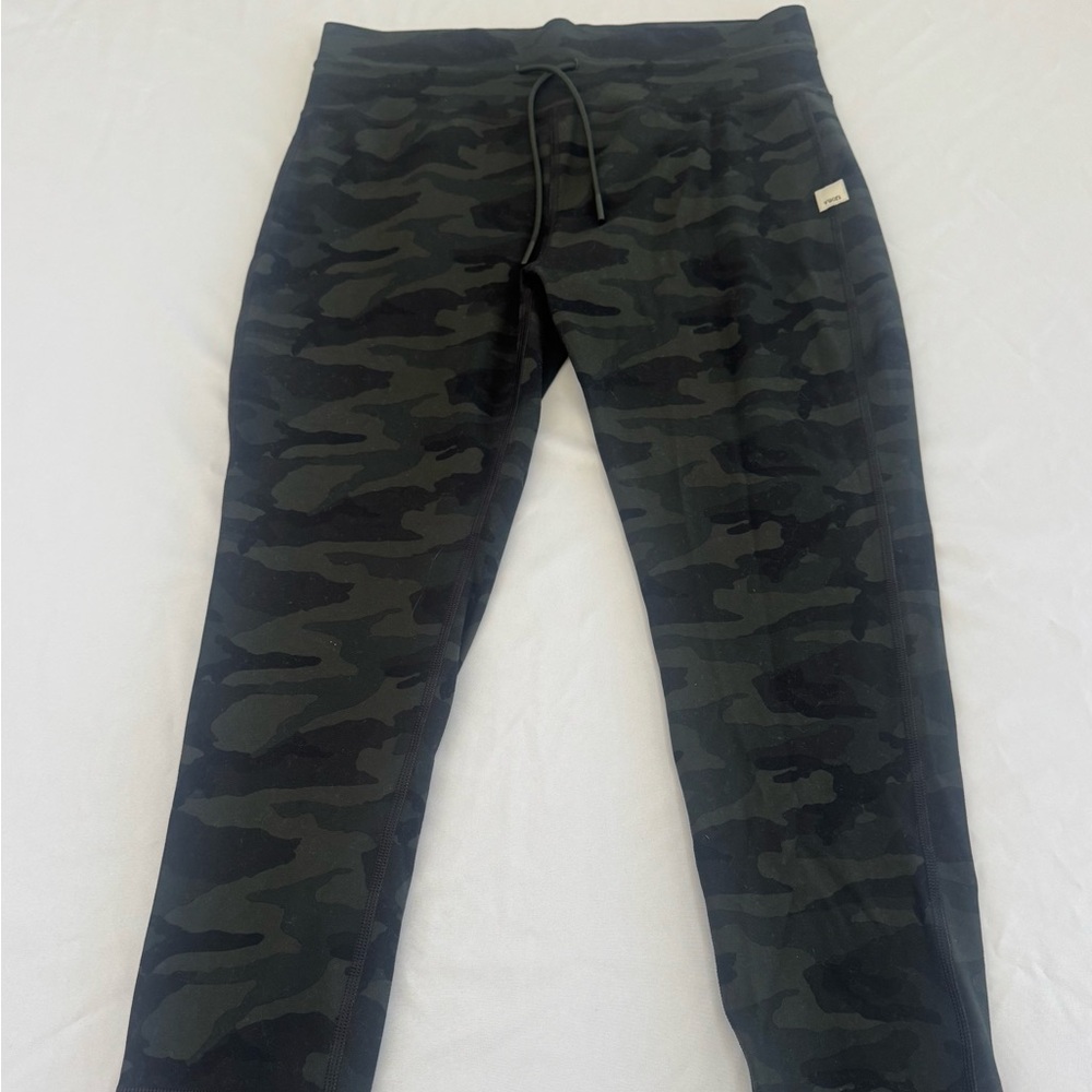 Vuori Daily Legging - Green Camo - Size XL